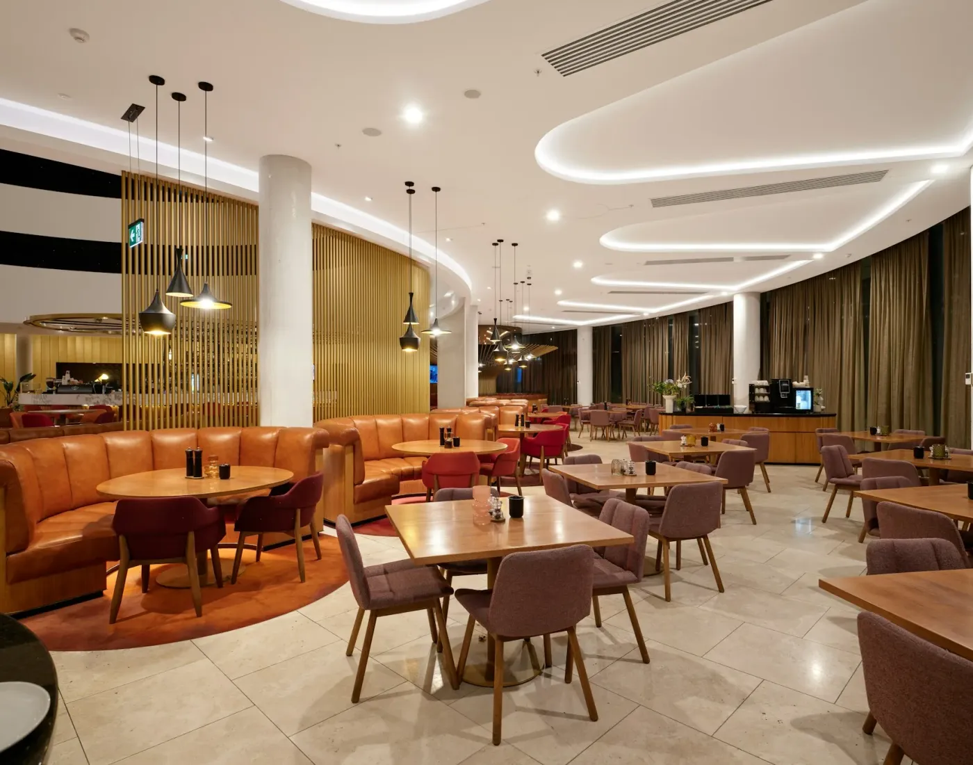 Interior de restaurante moderno con asientos tipo booth de cuero