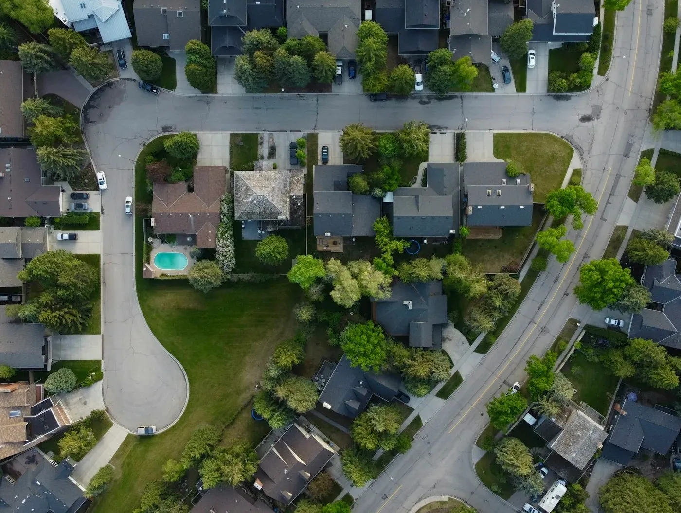 Vista aérea de un fraccionamiento residencial con calles arboladas